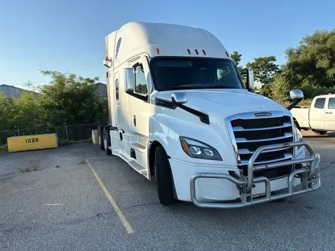 2022 FREIGHTLINER Cascadia 126adb85bf17081d4d07787b38ff131743a