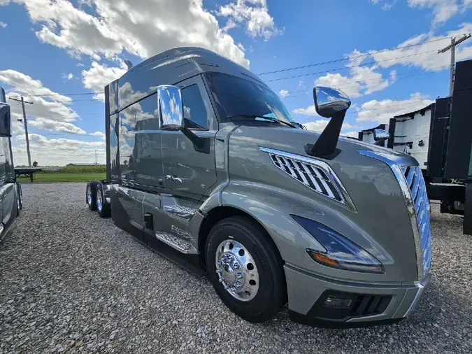 2025 VOLVO VNL64TV04