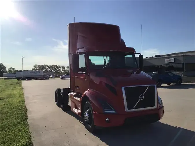 2020 VOLVO VNR300