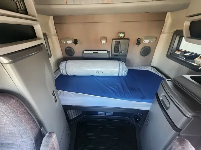 2020 VOLVO VNL64T740