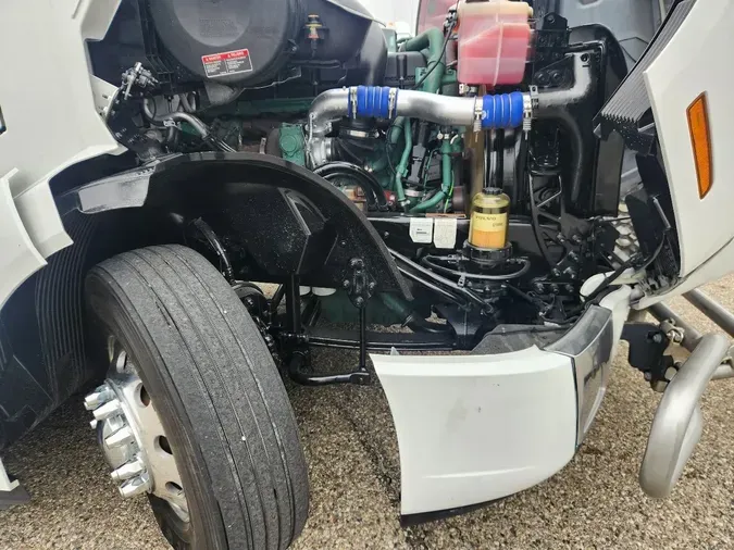 2023 VOLVO VNL64T860