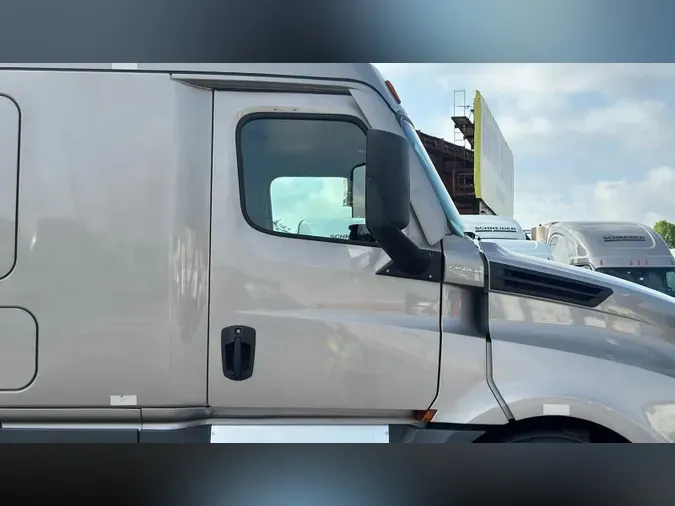 2023 Freightliner Cascadia 126ae0f3dc764ef9ccbeeca0399642fb9fe