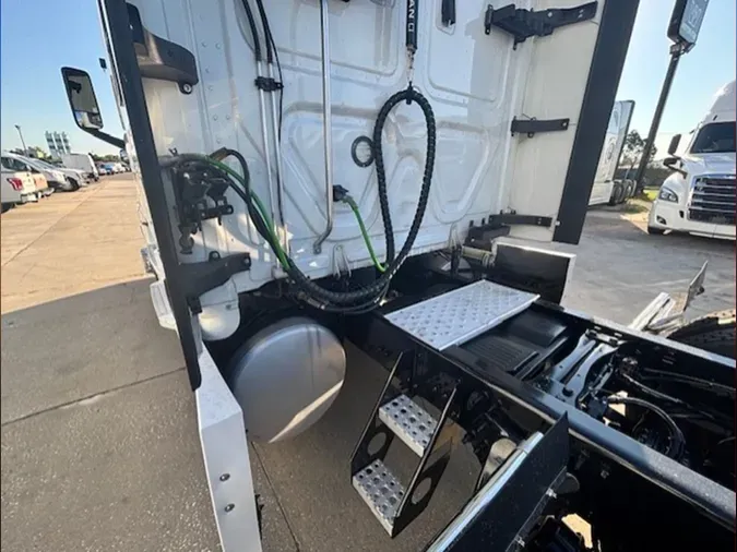 2020 Freightliner Cascadia 126