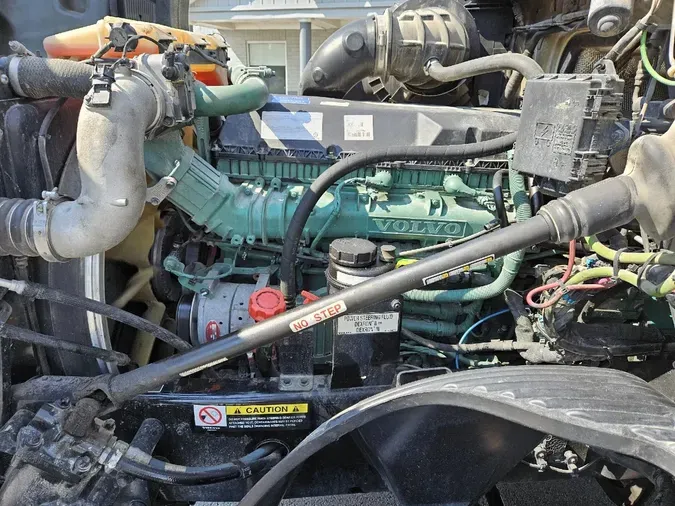 2021 VOLVO VNL64T760