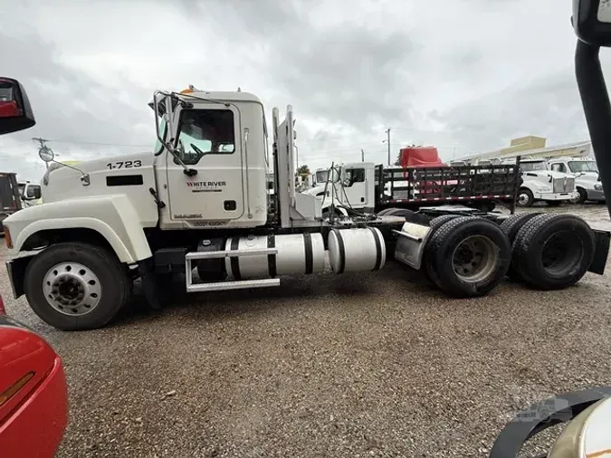 2015 MACK PINNACLE CHU613