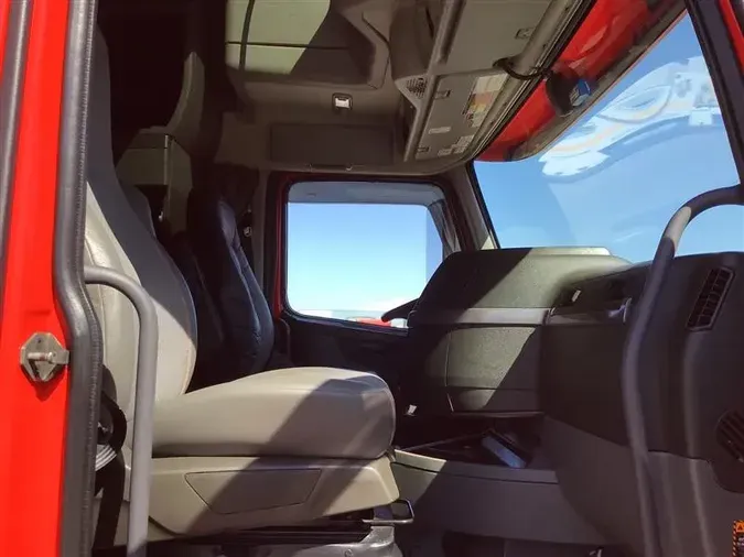 2020 VOLVO VNL860