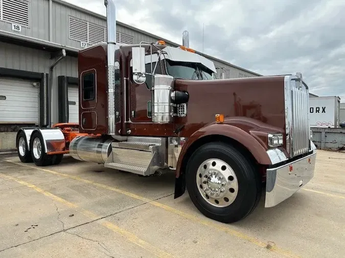 2025 KENWORTH W900L