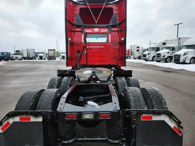 2022 VOLVO VNR64T300