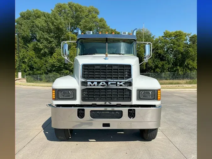 2022 MACK PI64T