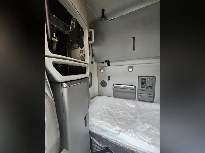 2022 VOLVO VNL64T760