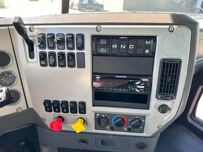 2018 MACK CXU613