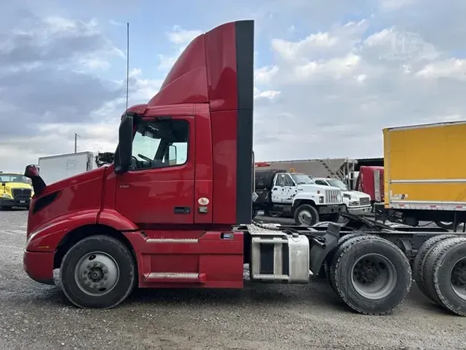 2020 VOLVO VNR64T300