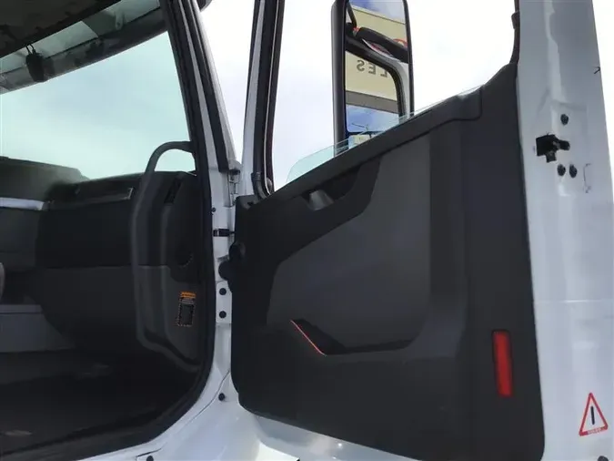 2022 VOLVO VNR300