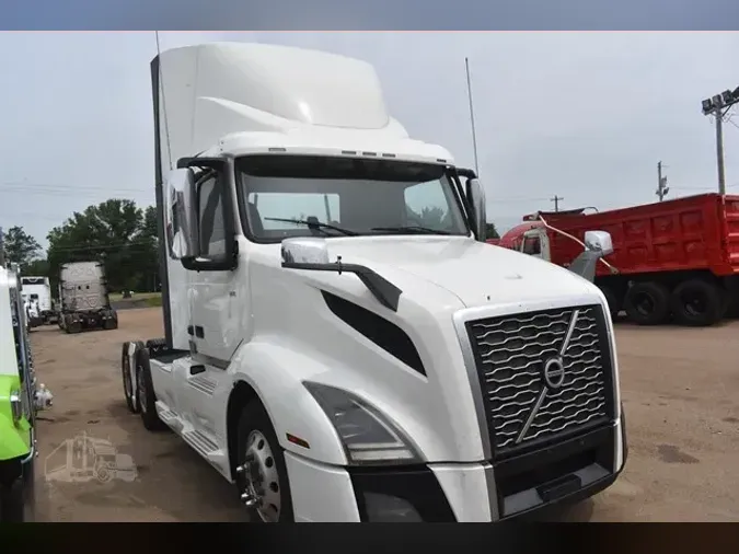 2019 VOLVO VNR64T300