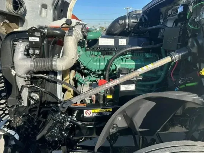 2022 Volvo VNL64T760