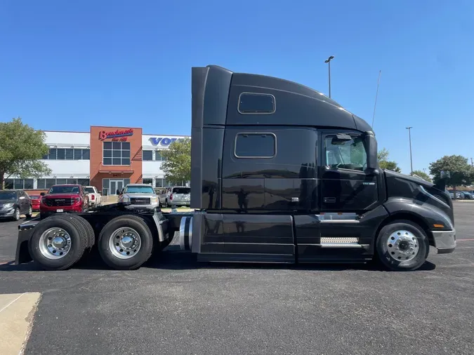 2025 VOLVO VNL64T860