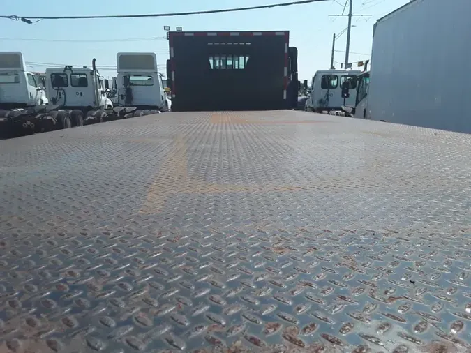 2014 FREIGHTLINER M2 106