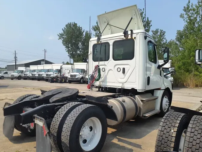 2020 FREIGHTLINER/MERCEDES NEW CASCADIA 126ae8c678de7d9a66573ef7a914c3f170c