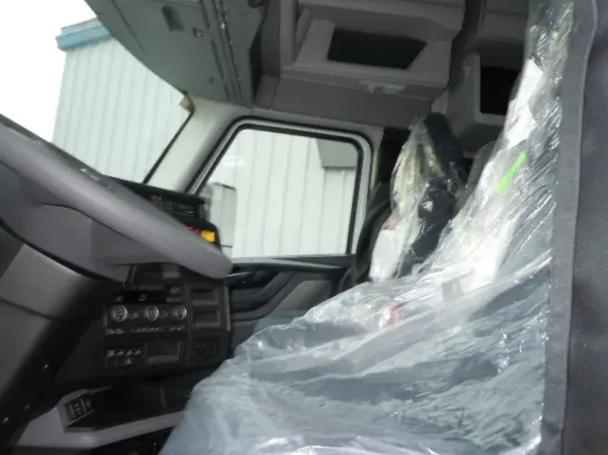 2025 VOLVO VNL64Tv04