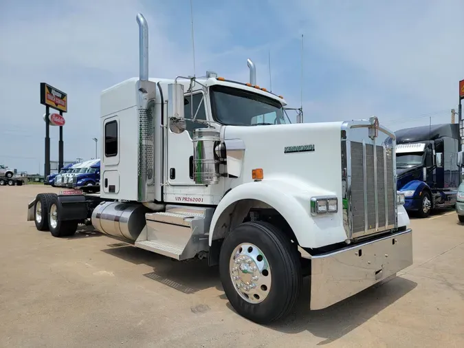 2023 Kenworth W900