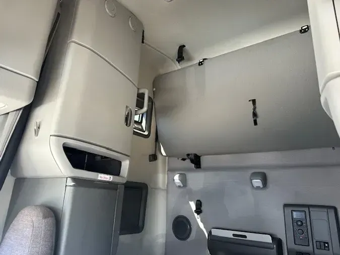 2019 VOLVO VNL64T760