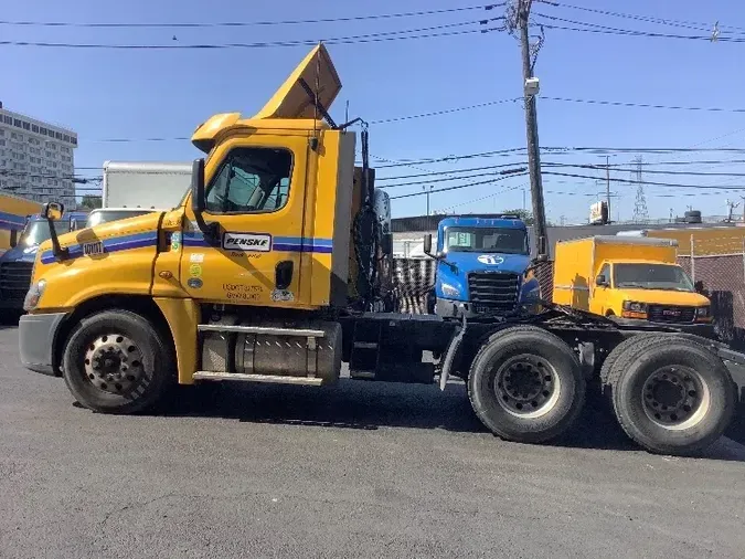 2018 Freightliner X12564ST