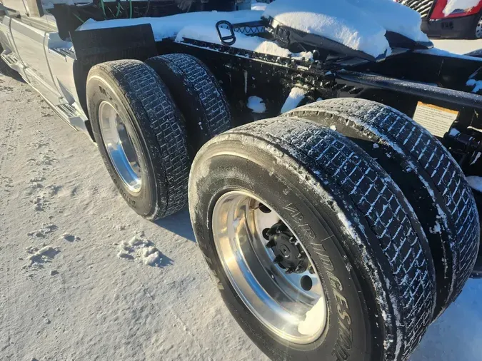 2025 VOLVO VNL64T760