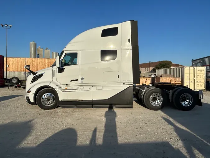 2025 VOLVO VNL64T860