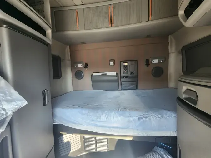 2021 VOLVO VNL64T740