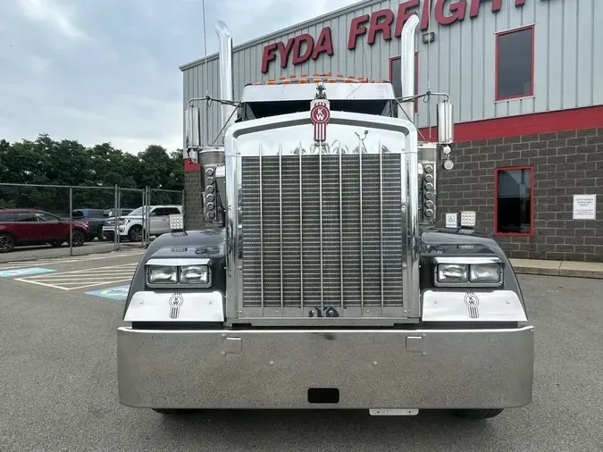 2023 Kenworth W900L