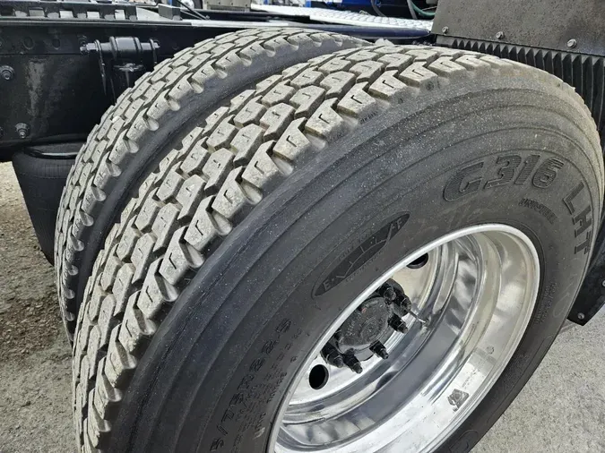 2021 VOLVO VNL64T760