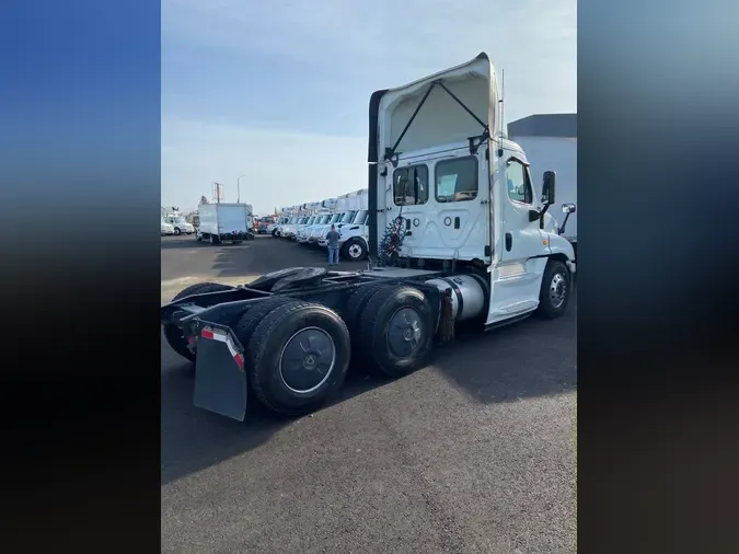 2019 FREIGHTLINER/MERCEDES CASCADIA 125aeedc55d723f4d4eb422ead328469eff