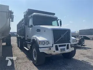 2004 VOLVO VHD64B200