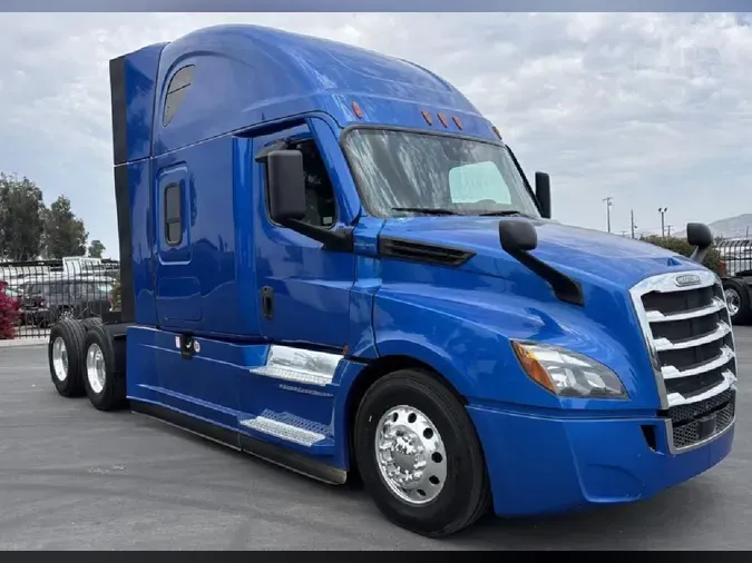 2021 FREIGHTLINER Cascadia 126