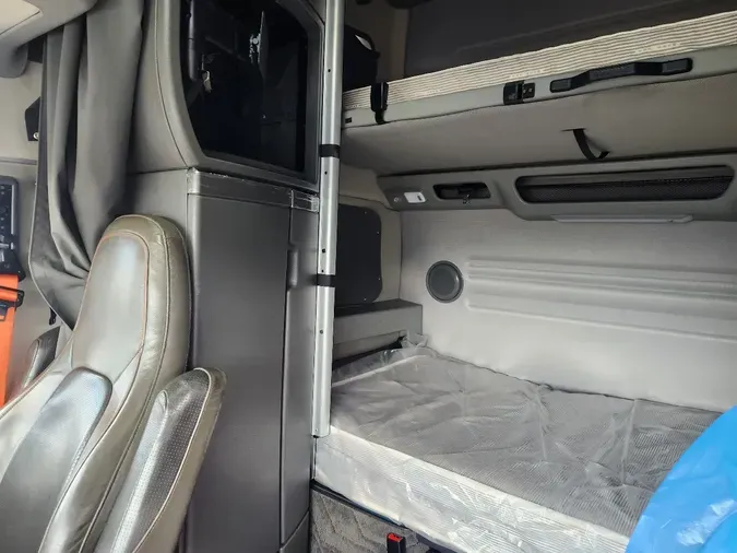 2025 VOLVO VNL64T860af03006f8f5e03c13743916fddb8da89