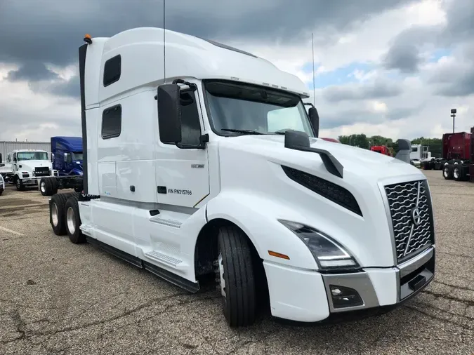 2023 VOLVO VNL64T860