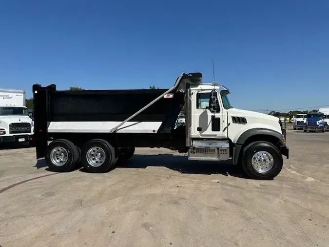 2022 MACK GR64F