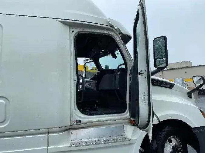 2018 Freightliner T12664ST