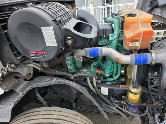 2019 VOLVO VNL42T 300