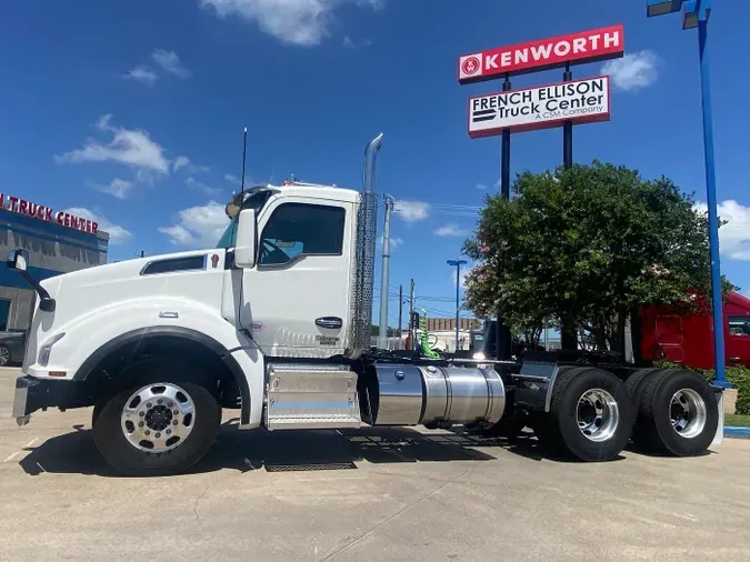 2025 Kenworth T880