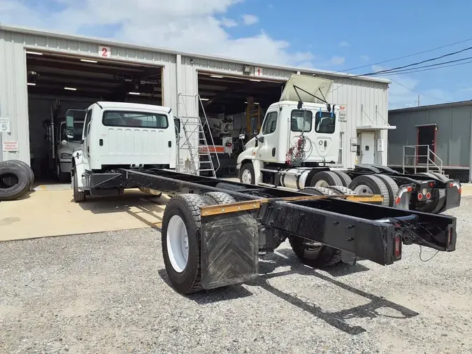 2018 FREIGHTLINER M2 106