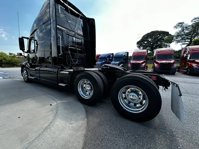 2021 Volvo VNL64T760