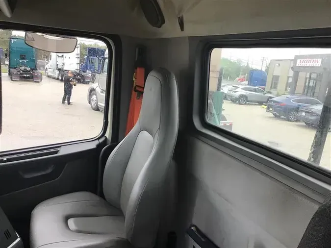 2020 VOLVO VNL300