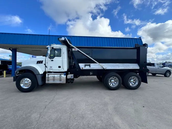 2022 MACK GR64F