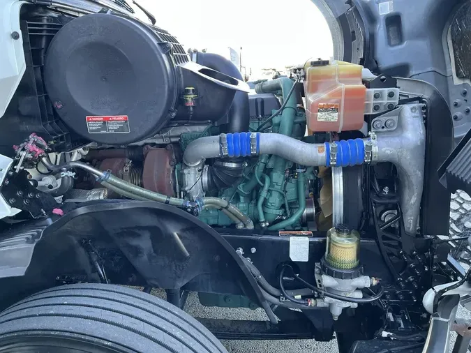 2024 VOLVO VNL64T860