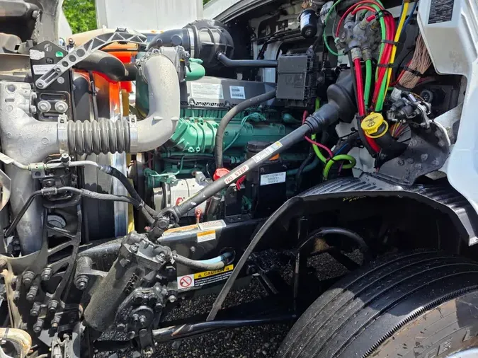 2019 VOLVO VNR64T-640