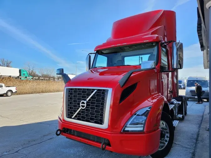 2019 VOLVO VNR64T300