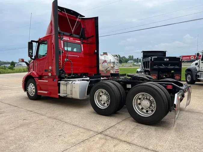 2025 VOLVO VNR64T300