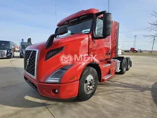 2022 VOLVO VNR64T300
