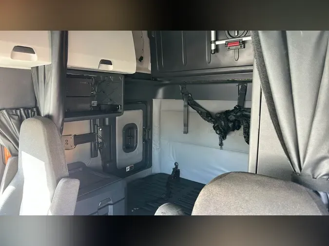 2021 Freightliner Cascadia 126